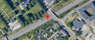 Stillastående personbil orsakar störning i trafiken på E22