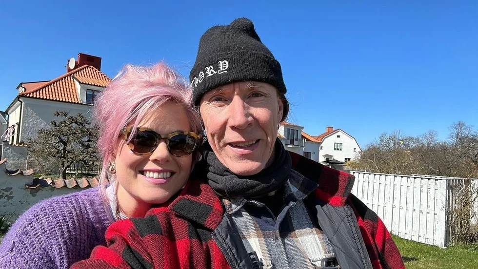 2023 köpte de gemensamt hus i Vadstena. Men nu vill de flytta. "Vi får plats i det här huset, men det ligger alldeles för centralt, vi får inte vara i fred", säger Melinda Jacobs.