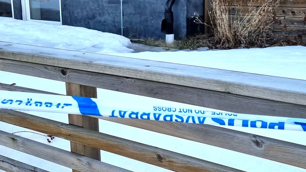 Polisen spärrade av villan på Skurholmen vid insatsen.
