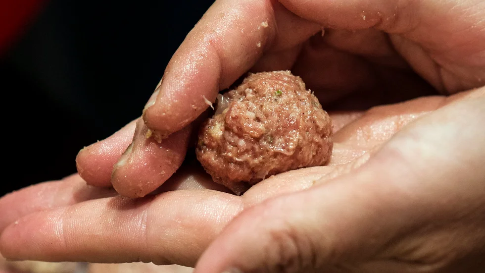 Köttbullar preparerade med avlivningsmedel gavs till en aggressiv hund som skulle avlivas. Plötsligt träffades veterinären av det giftiga medlet på ansikte och mun. Arkivbild.