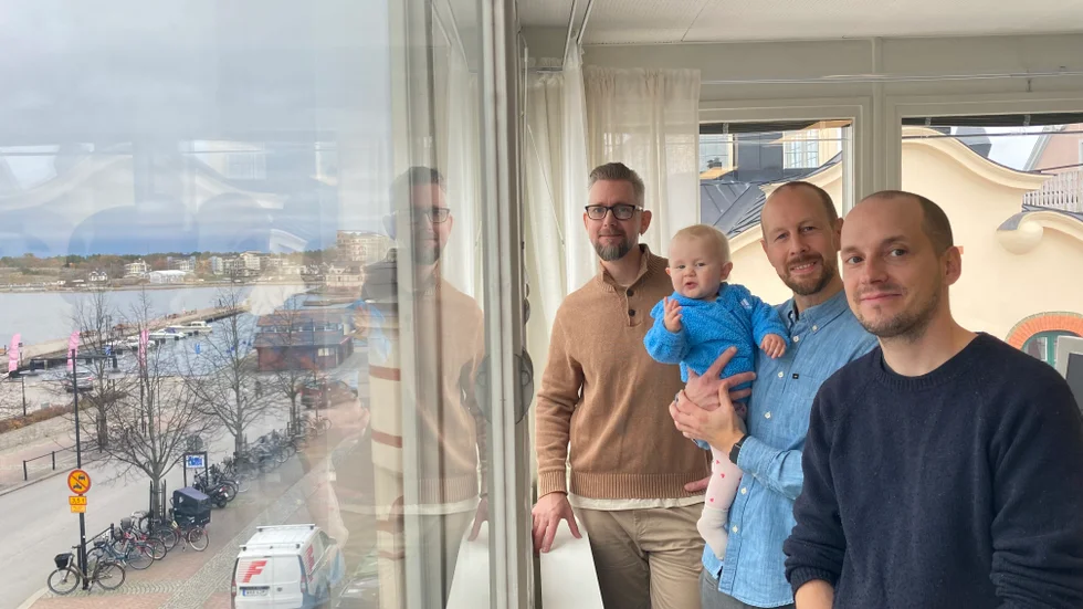 Kristoffer Folin, Kristian Gunnarsson och Henrik Persson har fin utsikt över Gamlebyviken från kontoret. Kristian är just nu föräldraledig och har med sig dottern Selma.