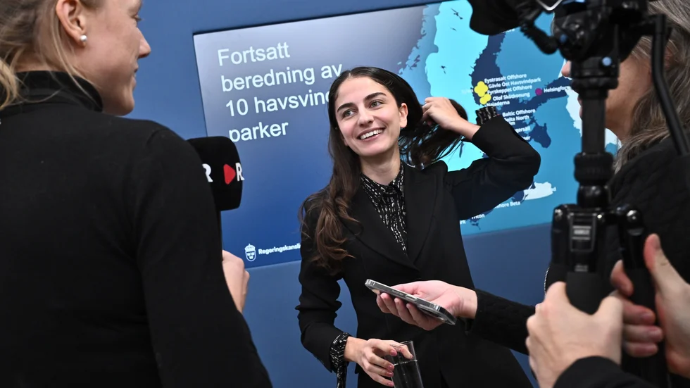 Miljöminister Romina Pourmokhtari (L) under en pressträff för att presentera nyheter på vindkraftsområdet.