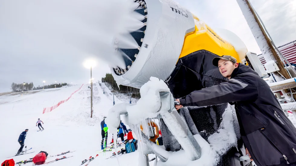 Samuel Backman lämnade Karlsborg för jobbet som driftledare i Storklinten. Just nu jobbar han med att producera snö samtidigt som han håller tummarna för kallare väder.  
