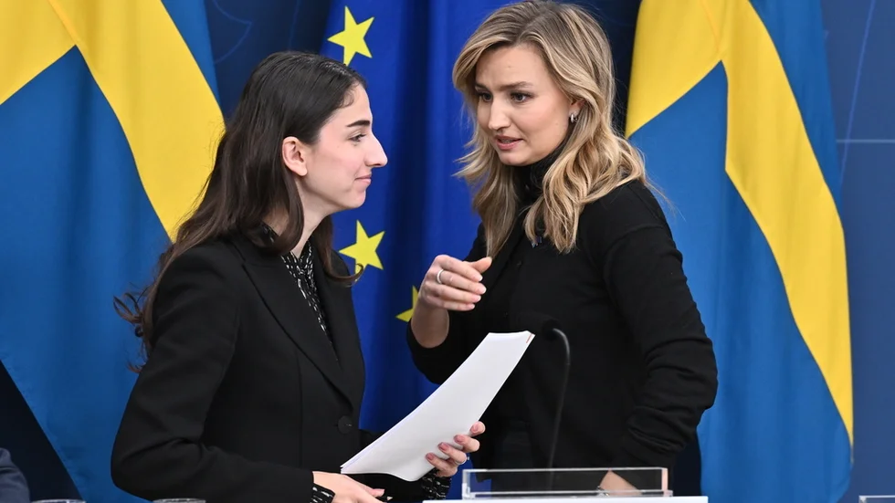 Miljöminister Romina Pourmokhtari (L) och energi- och näringsminister Ebba Busch (KD) vid måndagens presskonferens om vindkraft.