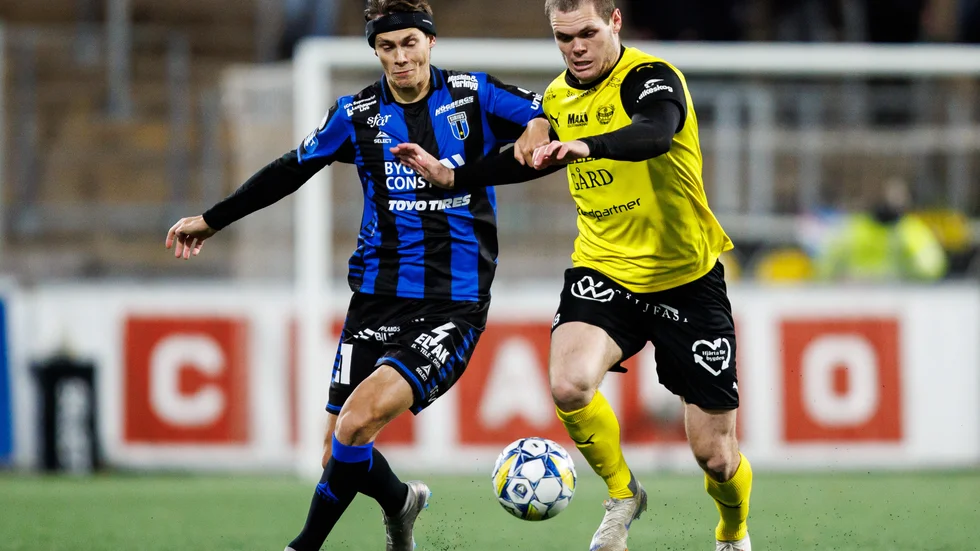 Sirius Tobias Carlsson och Mjällbys Jacob Bergström  i närkamp.
