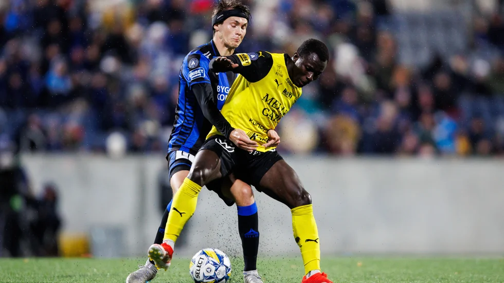 Tobias Carlsson i närkamp med Mjällbys målskytt Abdoulie Manneh under söndagens match.
