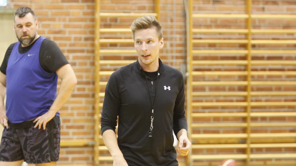 "Hade jag haft en annan jobbsituation hade jag kanske kört en säsong till. Men jag väljer att prioritera mitt jobb före basketen", säger Wirén som lämnar efter sista matchen.