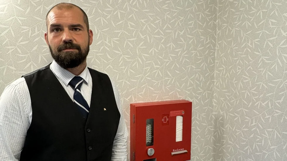 Skolchef Jonas Wallin hoppas att de knallröda mensskyddsautomaterna kan ta bort en del tabu kring menstruation som fortfarande finns hos ungdomarna.