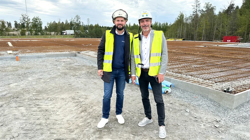 ”Vårt mål är att skapa en varm och välkomnande miljö där kunden alltid står i centrum. Vi strävar efter att överträffa våra kunders förväntningar samt erbjuda den bästa möjliga kundupplevelsen”, säger Dennis Dimic (th), övergripande försäljningschef på Björkmans Bil. Här tillsammans med nya försäljningschefen Max Ahde.