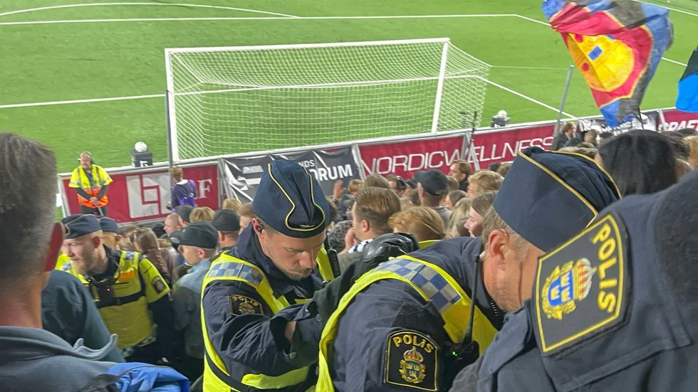 Under första halvlek klev flera poliser in på läktaren bland hemmasupportrarna. Agerandet rörde upp känslor både bland supportrarna och klubben.