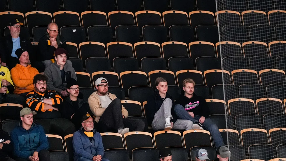Skribenten har förståelse att vissa föredrar att se ishockey hemma på tv stället för live på plats.