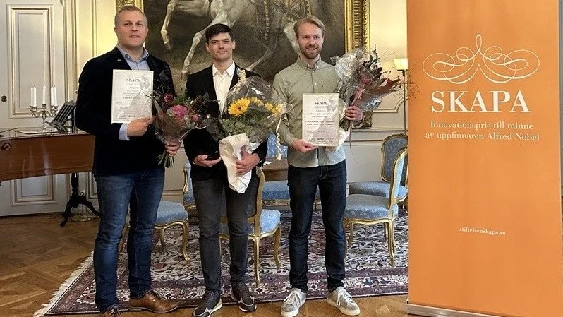 Erik Khranovskyy och Mikhailo Zhybak från Grafren samt Carl Wikström från Synclair Vision tog emot priset på Linköpings slott.
