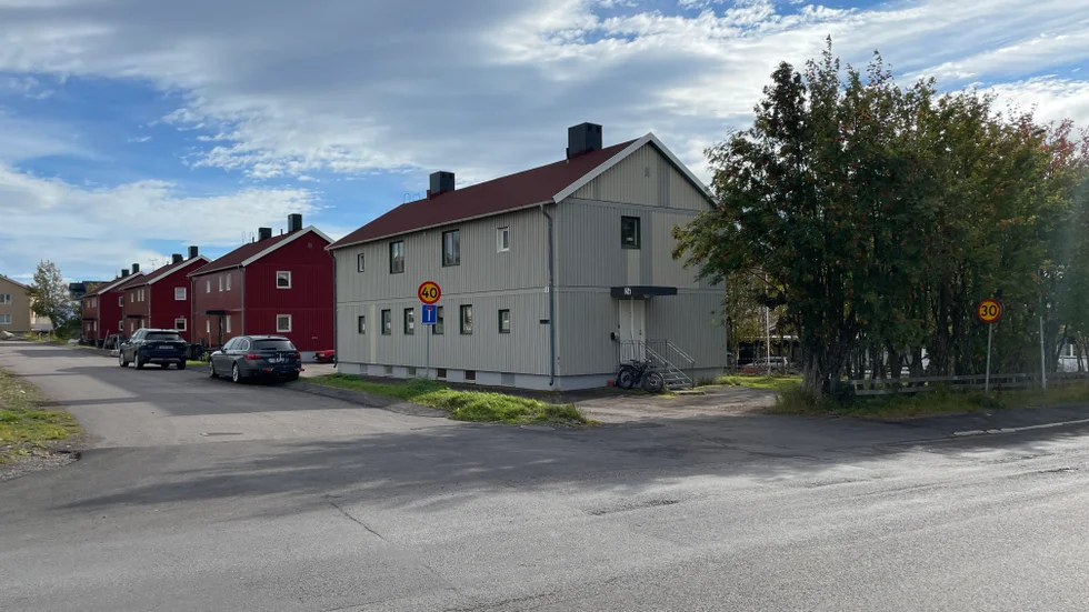 Lägenhetshuset på officersgatan är direkt granne med vägen som utgör gränsen för deformationszonen.
