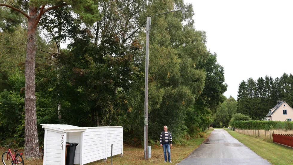 Stefan Idstam vid belysningsstolpen framför hans hus. Han vill gärna ha belysningen kvar. ”Jag har vetat att de ska bort på 144 men att de ska börja plocka de här sidogatorna, det trodde jag inte. Så det blev jag lite upprörd över”, säger han.