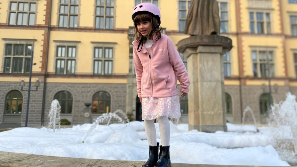 Evelina Lager, 7, stannade för att ta några skutt vid bubbelfontänen.