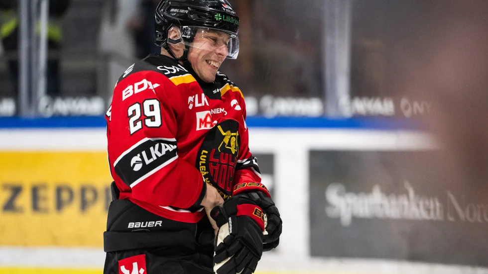 Erik Gustafsson gick ut skadad mot Rögle. Nu missar han resten av grundserien.