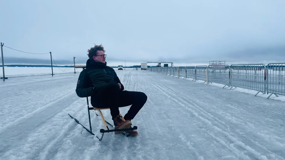 Slaskigt på isbanan i Södra hamn. Reporter Hampus Norén tar en minipaus i sparkturen där han testar föret.