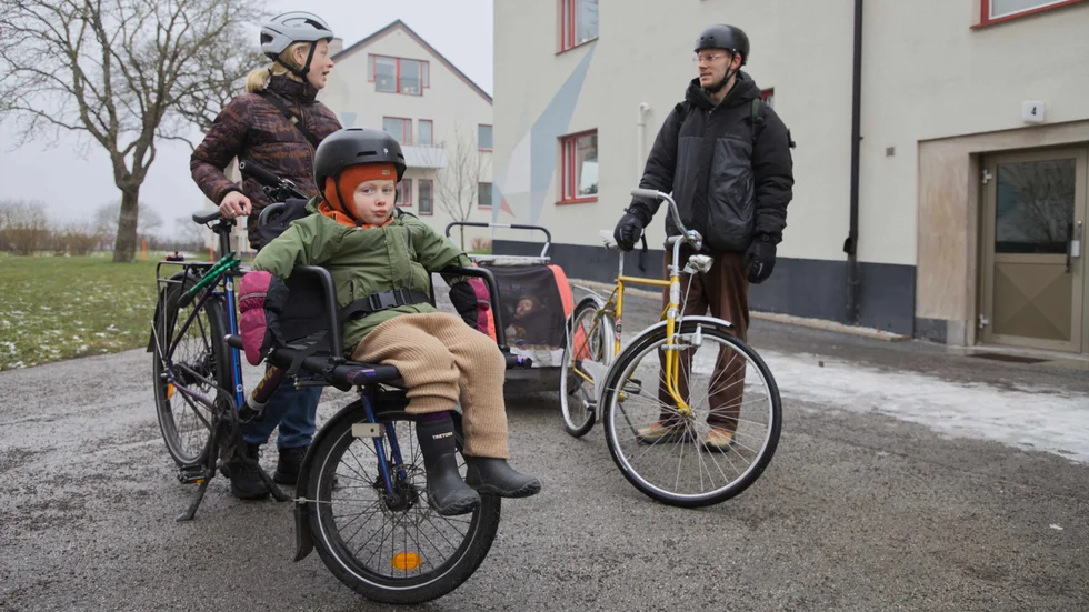 Mamma Caroline Svensson har en packcykel som hon skaffat ett ryggstöd till. Pappa Leo Fältström föredrar cykelvagn. På bilden åker storebror Eben med mamma och lillebror Stellan med pappa – men de kan även åka båda två med en förälder.