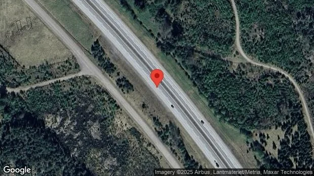 En stillastående lastbil ger stopp i ett körfält på E20