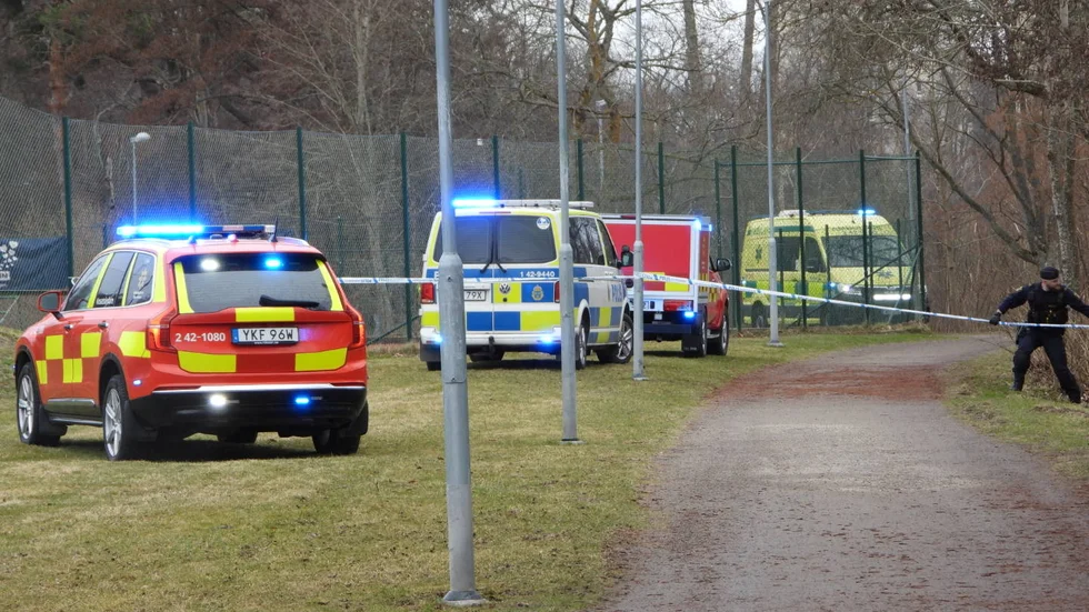 Polisen spärrade av ett område runt platsen där mannen hittades skadad på söndagseftermiddagen.