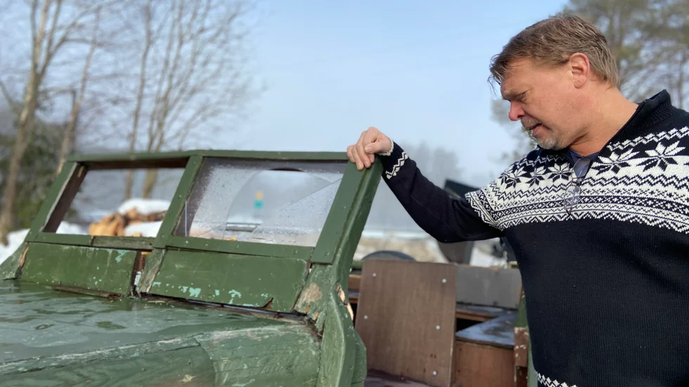 Mikael Lind ser över skadegörelsen på Jeepens rutor och ram.