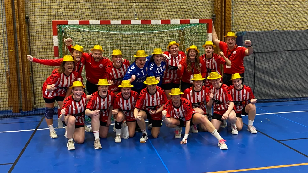 Vadstena HF signalerar glädje, jubel och seger. Den avgörande kvalmatchen mot Forsbacka vanns med 33-13. Ett lag som hör hemma i division 2.