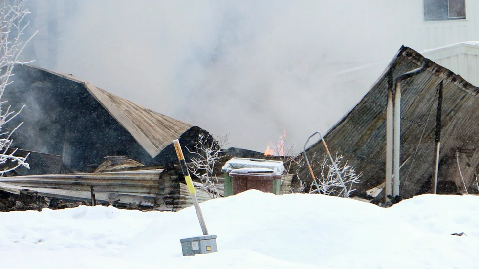 En villa i Rosvik totalförstördes vid en brand som startade på fredagskvällen. Nu begärs en kvinna med kopplingar till adressen häktad för mordbrand.