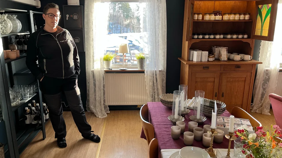 "Vi har börjat att sälja inredning. Som skålar, tallrikar och ljusstakar. Lite allt möjligt", säger Linda Peterson. 