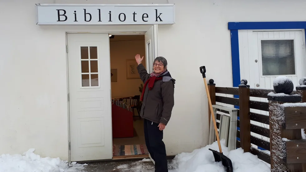 Skylten är monterad inför lördagens invigning, konstaterar Theodora Fredriksson.