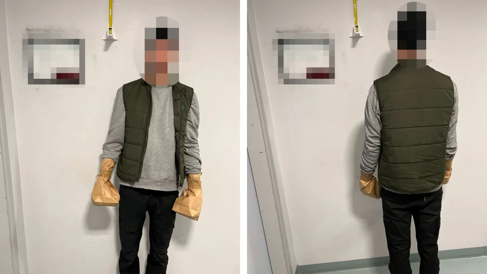 Den 34-årige mannen fotograferades av polisen kort efter gripandet. Polisen hade satt påsar över hans händer för att inte förstöra några eventuella spår. (Bilderna är hämtade ur förundersökningen.)