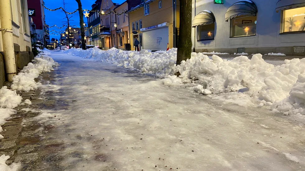 Drottninggatan såg ut så här efter bristfällig snöröjning