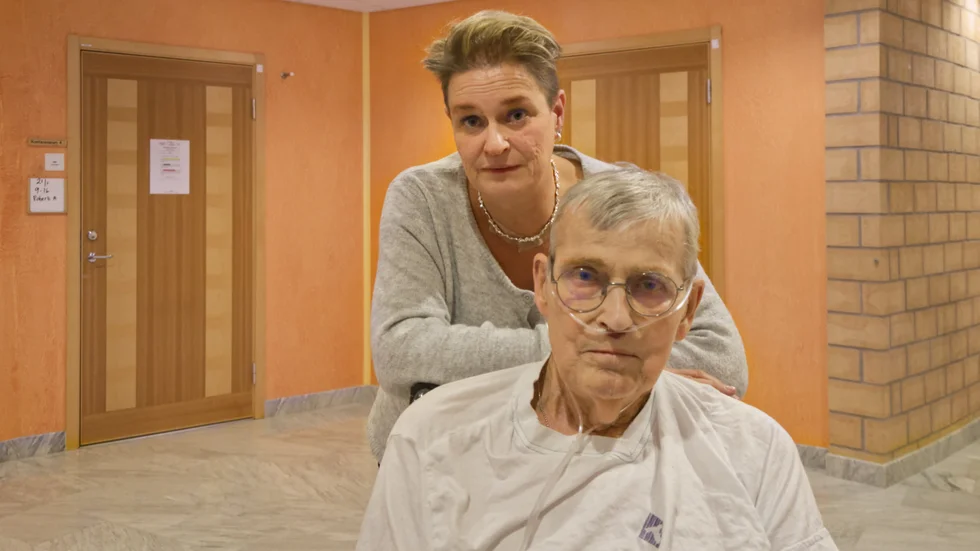 "Jag blir orolig och nervös över tanken att åka hem igen", säger Bert Säthergren när NSD träffar honom. "Många av lungläkarna har sagt att stress försämrar hans andningssekvens och kolsjukdom", säger hans dotter Victoria Enström.
Kort efter NSD:s besök erbjöds Bert en plats, och nu bor han på korttidsboende.