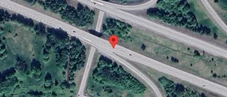 Stopp i ett körfält på grund av stillastående personbil på E18