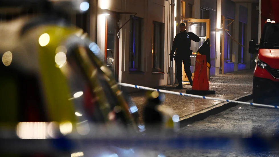 Polis på plats efter en mindre explosion i Årstaberg i södra Stockholm.