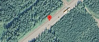 Stopp i ett körfält på grund av en stillastående personbil på E4