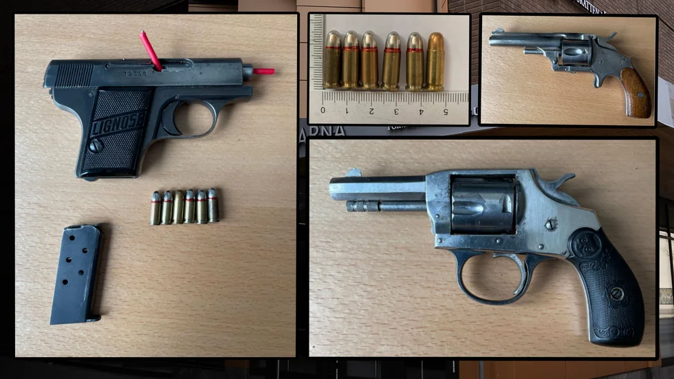 Fotografier på vapen och ammunition som hittades i mannens hem.