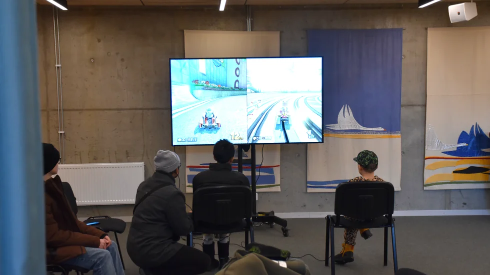 Ungdomar testar att spela Mario Kart under sportlovet.