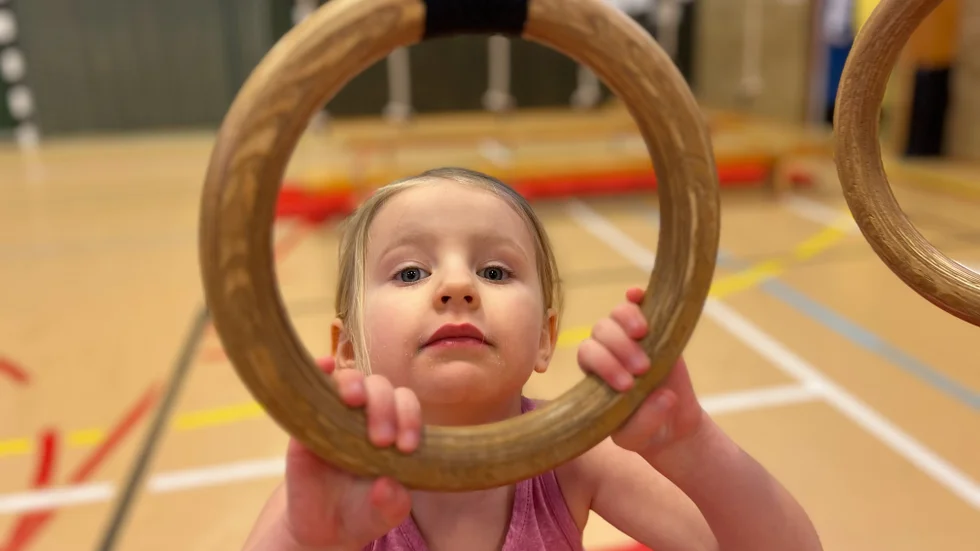Alva Holm tycker att det roligaste på gymnastiken är att svinga i ringarna.