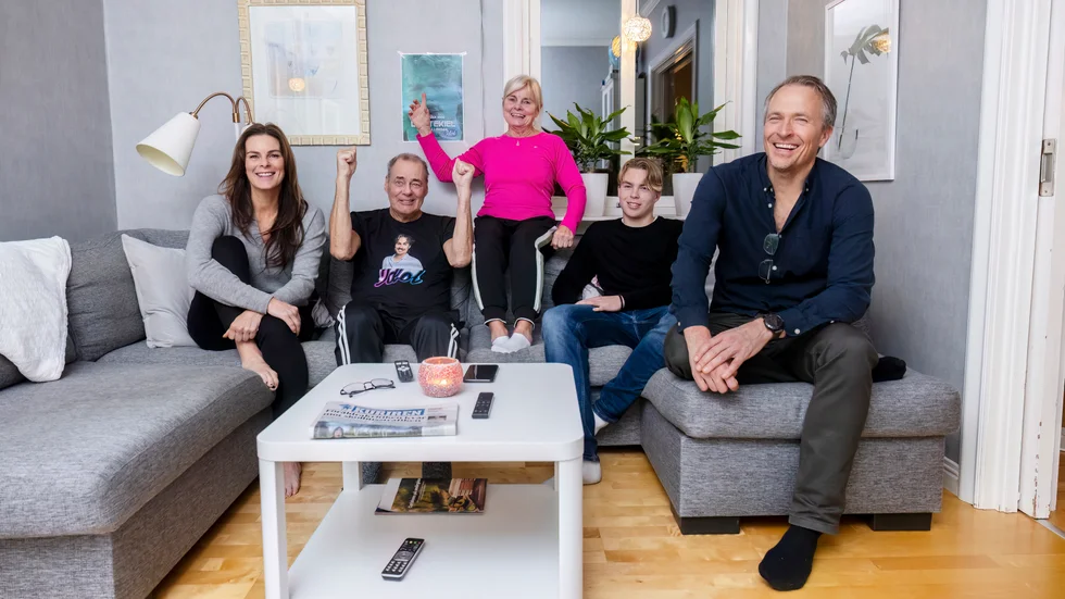 Tre generation "Idol"-fantaster. Pernilla Forsberg, Sven Forsberg, Eva Forsberg, Adam Tekiel och Krzysztof Tekiel stöttar Leo Tekiel varje vecka.