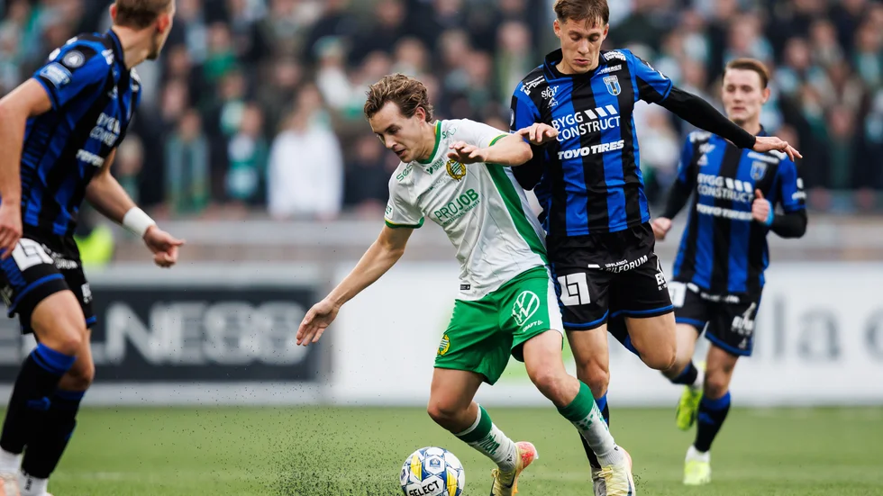 Hammarbys Hampus Skoglund och Sirius Marcus Lindberg under fotbollsmatchen.