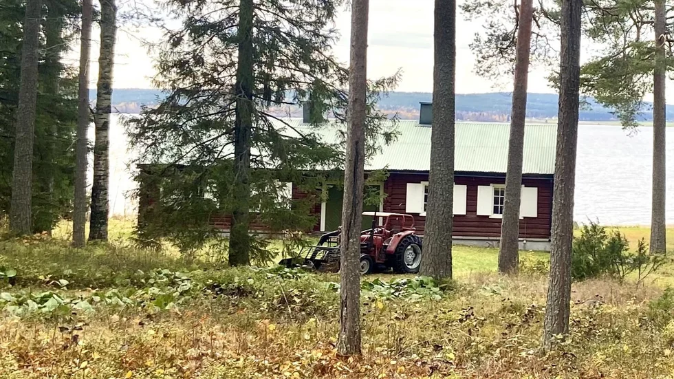 Timringen på Gäddviksvägen är gammal och charmig men det som köparna betalat för är främst läget. 3 700 kvadratmeter äkta strandtomt vid Luleälven med egen sandstrand och bra solläge. När budgivningen var över landade priset på tolv miljoner kronor, fem miljoner över utgångspriset.