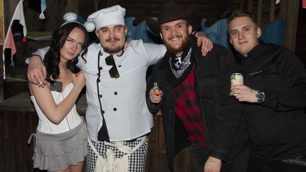 Moa Larsson, Sebastian Melander, Elias Toivanen och Oscar Sundqvist är peppade på Halloweenfesten. Moa Larsson och Sebastian Melander har tagit inspiration från filmen Ratatouille. "Det är väldigt kul att vara här" säger Elias Toivanen och de andra instämmer.