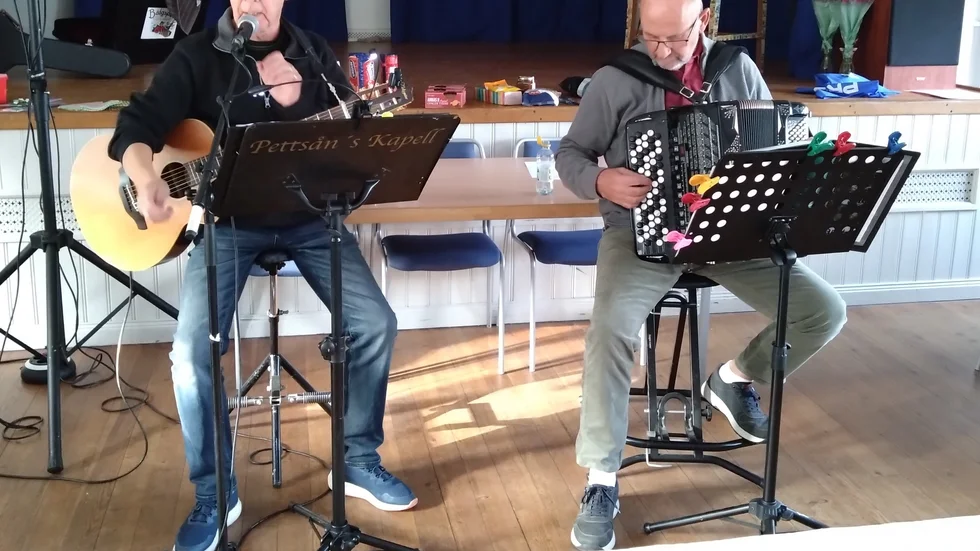 Tommy och Benny underhåller oss med sång och musik av Lasse Berghagen.