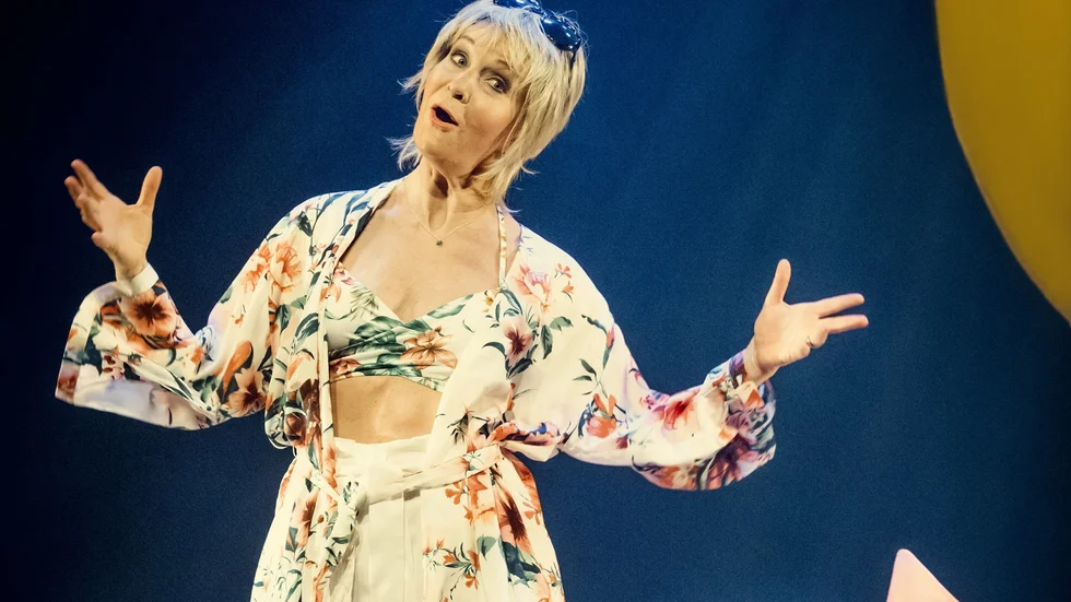 Maria Lundqvist i rollen som Shirley Valentine av Willy Russell