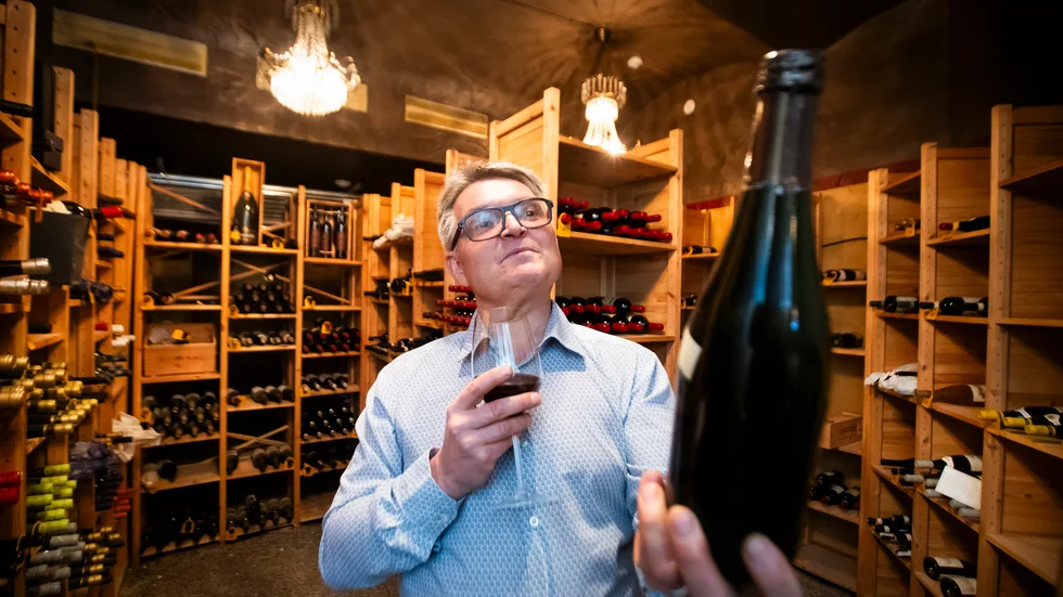 Vinkännaren Erik Grödahl ska hjälpa Luleå stadshotell att tömma sin vinkällare. Han tar sig an uppgiften bland annat genom att arrangera vinprovningar varje månad. "Det finns många intressanta flaskor här. Jag ägnade en timme åt att skapa mig en överblick av utbudet", berättar Erik Grödahl. 