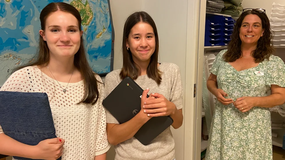 Jessica Nordvall, rektor på Strängnäs Montessoriskola, ihop med Bianca Björling och Emelie Håkansson som är kluvna till att mobilerna ska vara tysta/inlämnade hela dagen.