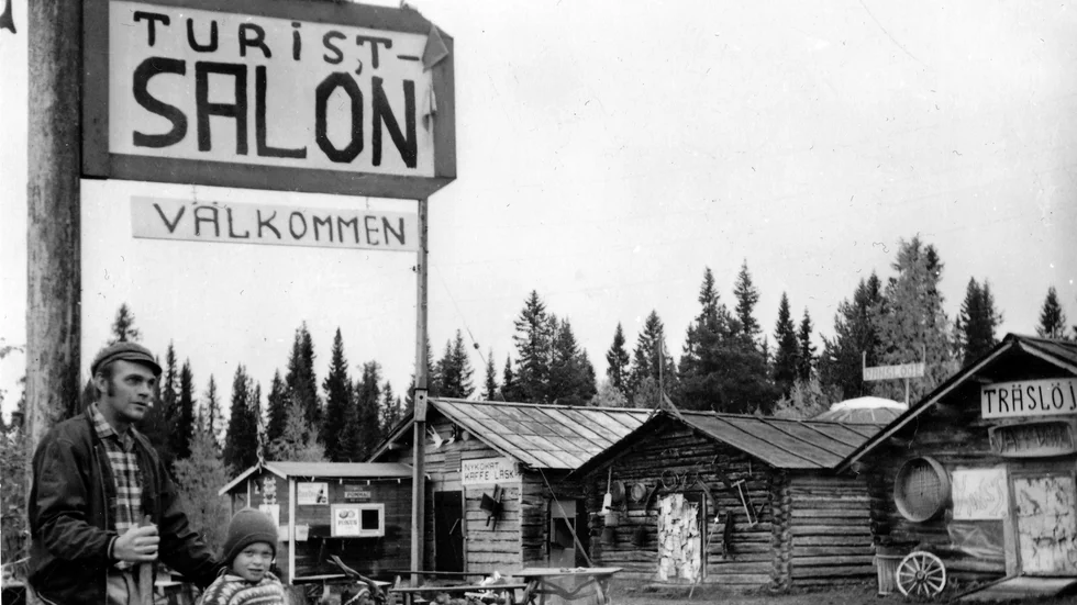 Tage Andersson startade upp sin rikskända ”Turist-Saloon” i Rålund år 1965. Här tillsamman med då unge sonen Roland som redan i tidig ålder blev aktivt engagerad i verksamheten. Vid endast nio års ålder spelade sonen trummor i Tages egna vildmarksorkester.