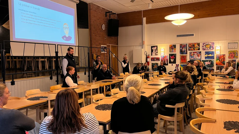 Representanter från Länstrafiken Norrbotten och Nobina under mötet på Bergskolan.