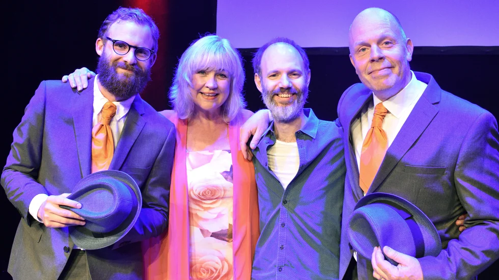 Per Wickström, Meta Roos, Micke Skoglund och Jacke Sjödin fotograferade inför "En kväll med Hasse & Tage" på Reginateatern i september 2018. Några dagar senare tvingades pianisten Micke Skoglund kasta in handduken på grund av smärtan i armarna. Emil Ingmar ersatte honom.