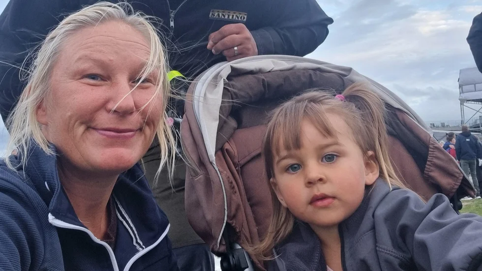 Åse Sundström blev mamma till lilla Sigrid vid 44 års ålder. "Jag känner inte samma stress som när jag var en ung mamma och ser inget negativt med att vara en äldre mamma", säger hon. 